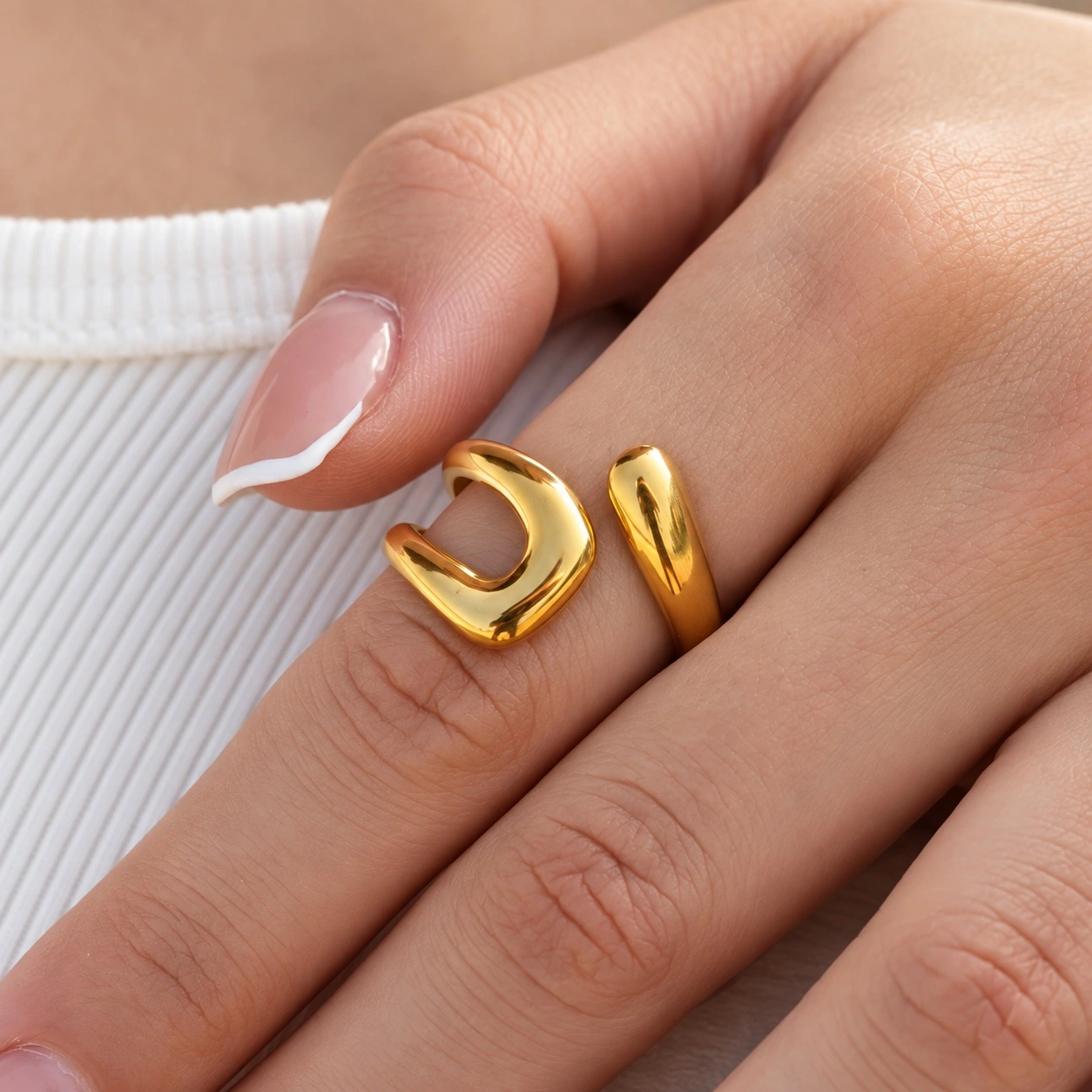 LIQUID SOUL RING 01 GOLD getragen