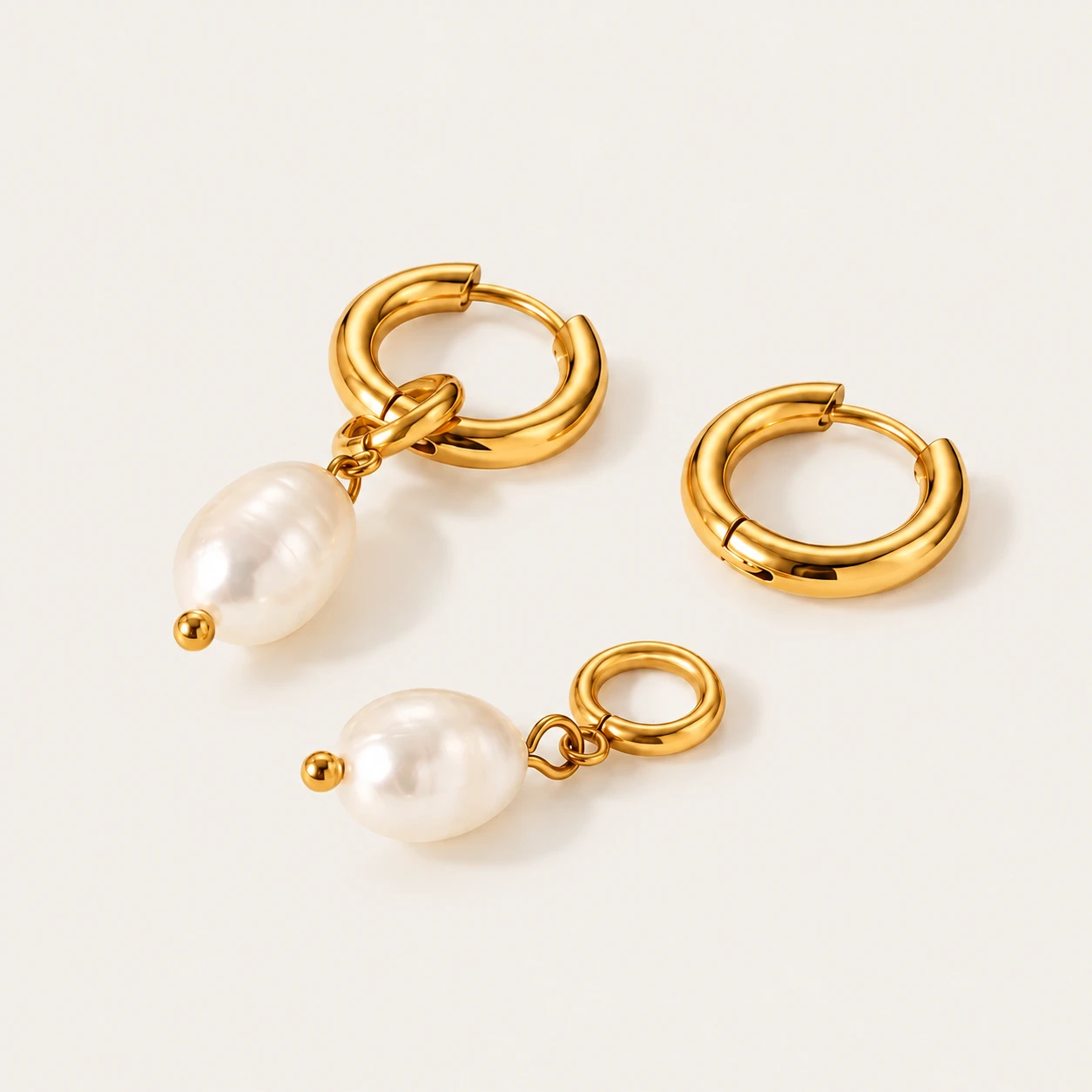 Ein Hoop mit Pearl Charm, ein Hoop solo und ein abgenommener Süßwasserperlen-Charm