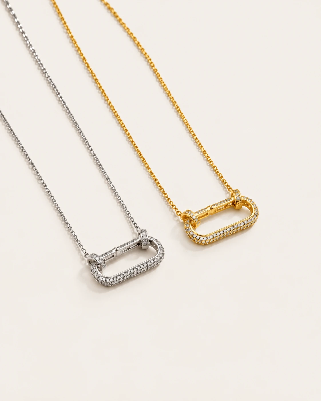 Goldene und silberne Spark Soul Link Ketten auf Off-White