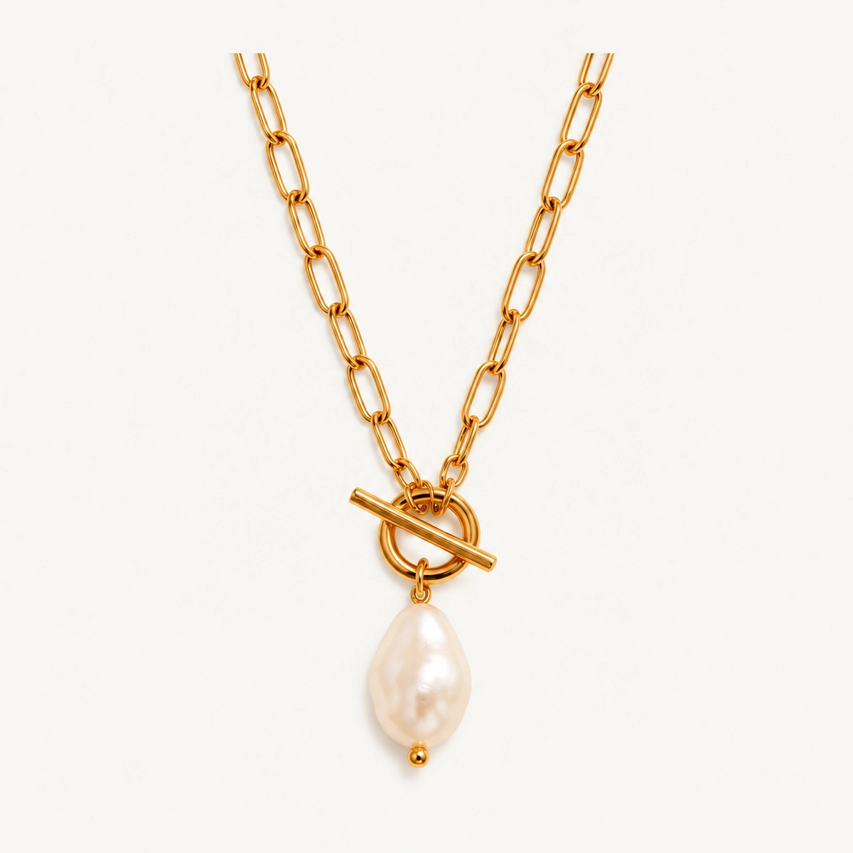 ONE SOUL PEARL CHAIN – goldene Paperclip-Kette mit rundem T-Bar-Verschluss und einer natürlichen barocken Süßwasserperle